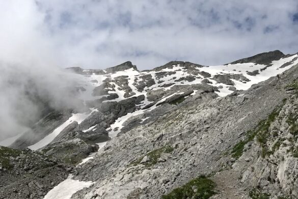 Bergwanderweg vom Säntis zur Meglisalp mit Schneefelder